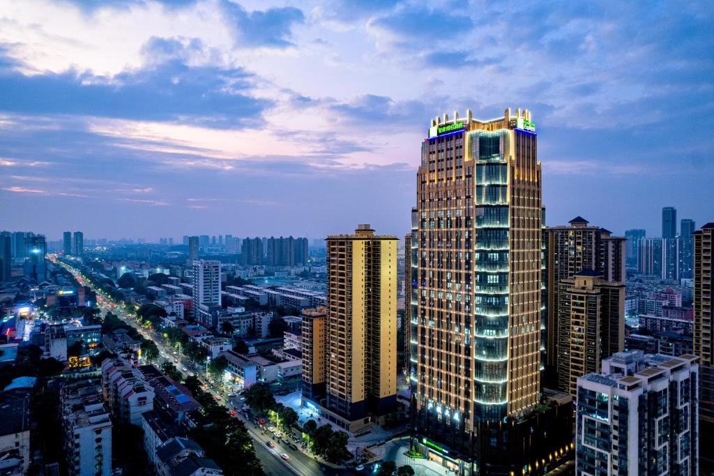 Holiday Inn Express Nanning Jiangnan, an IHG Hotel في نانينغ: اطلالة على مدينة ذات مبنى طويل