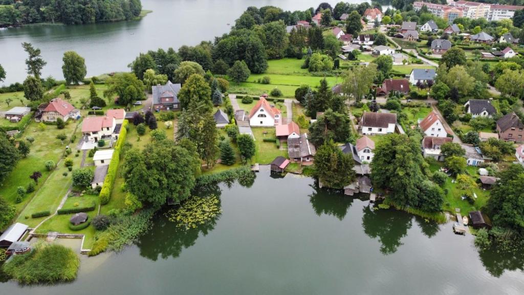 una vista aerea di una casa su un'isola in un lago di Ferienhaus Regner „Das Anwesen am See“ **** a Feldberg