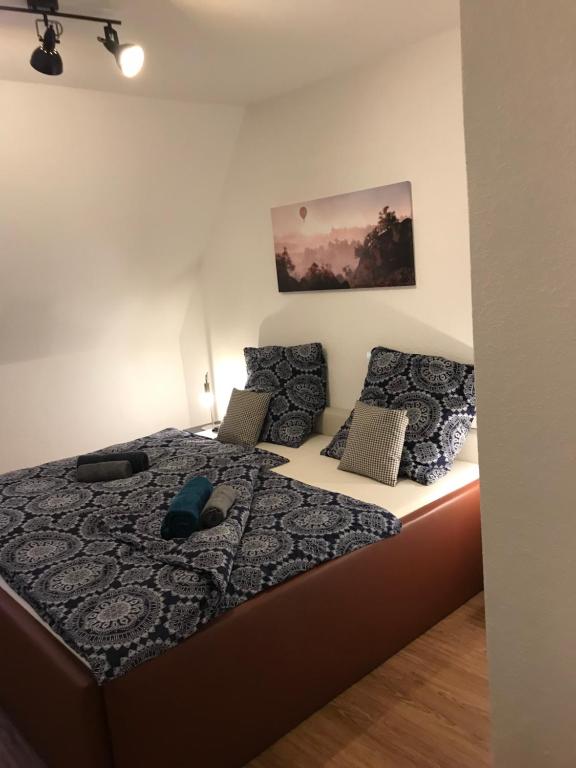 1 dormitorio con 1 cama en una habitación en Generations Holiday City Flat, en Attendorn