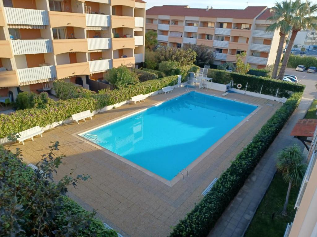 uma vista superior de uma piscina em frente a um edifício em Charmant appart. 500m plages des Sablettes em La Seyne-sur-Mer