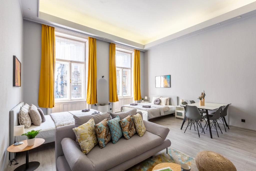 Posedenie v ubytovaní Downtown Apartment in the Heart of Budapest