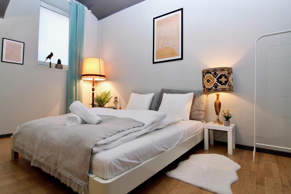 A bed or beds in a room at Artist Studio in City Center