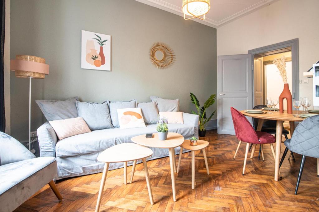 - un salon avec un canapé et des tables dans l'établissement Spacieux - La Galerie - Gare, à Strasbourg