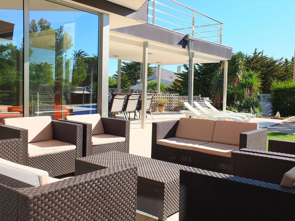 Posedenie v ubytovaní Isabella spacious modern villa with sea views