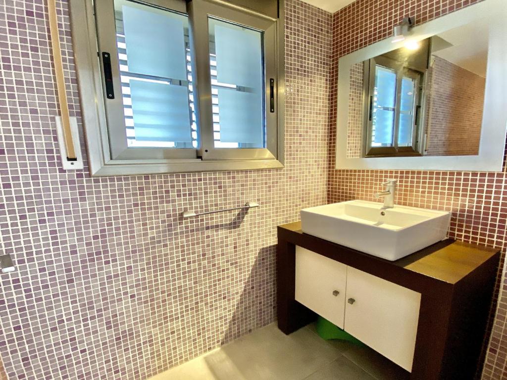Kúpeľňa v ubytovaní Isabella spacious modern villa with sea views
