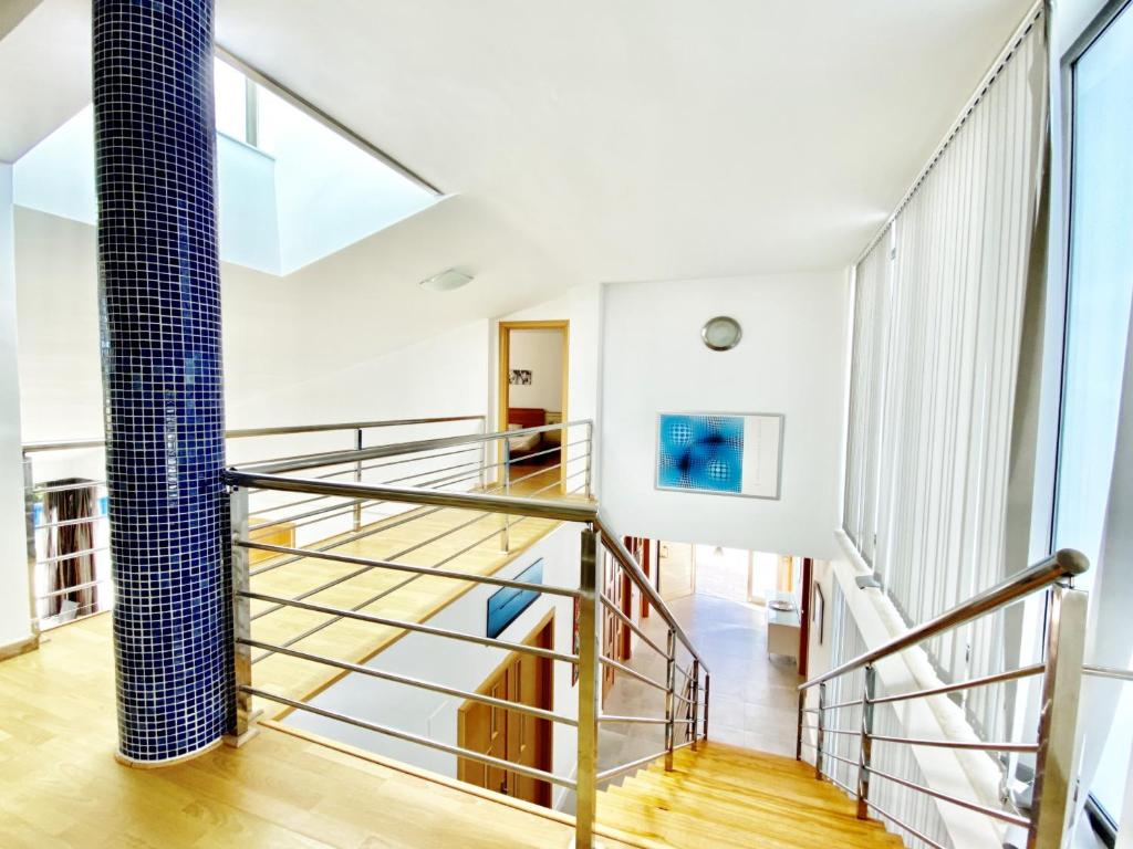 Posteľ alebo postele v izbe v ubytovaní Isabella spacious modern villa with sea views