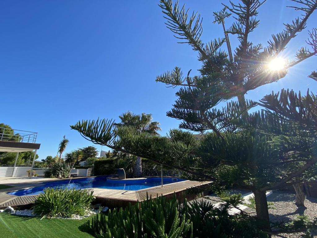 Bazén v ubytovaní Isabella spacious modern villa with sea views alebo v jeho blízkosti