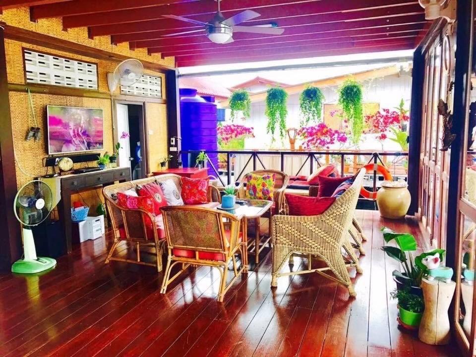 uma sala de estar com mesa e cadeiras em Koi Seahouse em Ko Chang