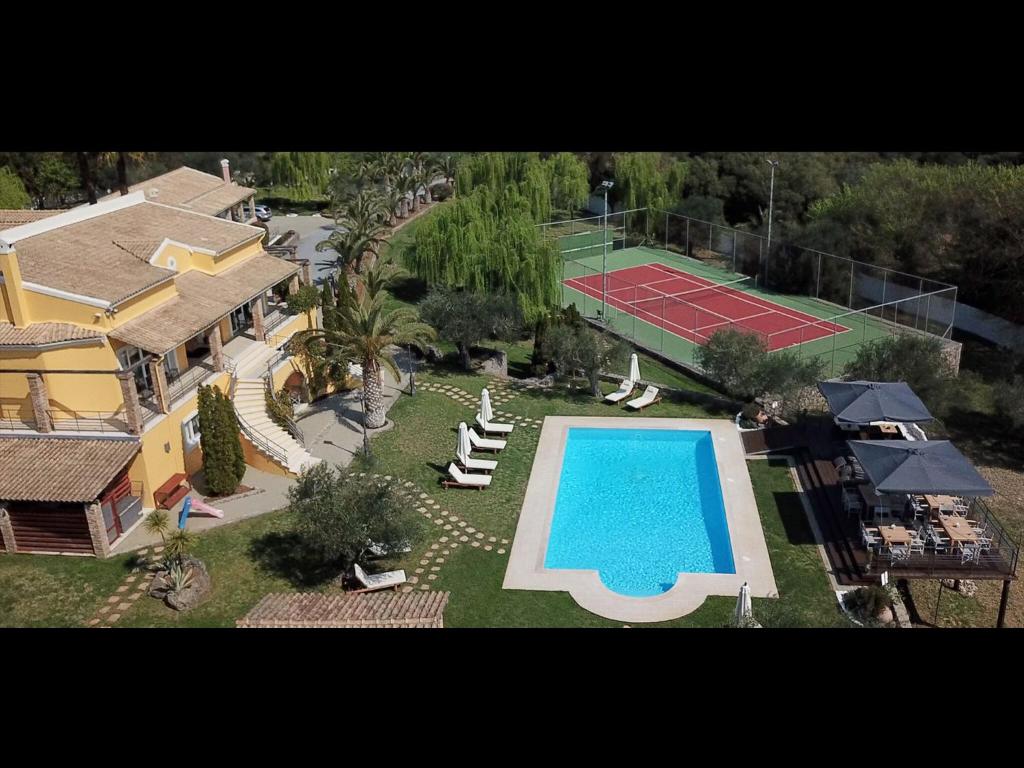 ゴウヴィアにあるAesthetic Villa in Paleokastrites with Gardenのテニスコートとプールの空中ビュー
