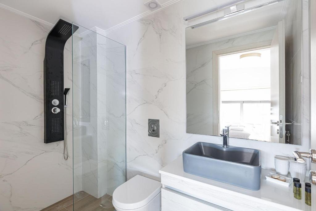 A bathroom at Aurora apartments