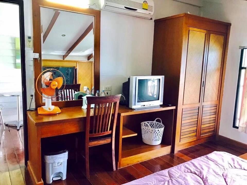 TV a/nebo společenská místnost v ubytování Koi Seahouse