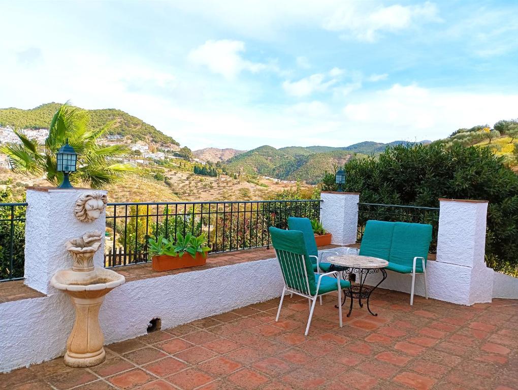 d'un balcon avec des chaises et une table offrant une vue. dans l'établissement Casa rural Carratraca Finca Los viñazos, à Carratraca