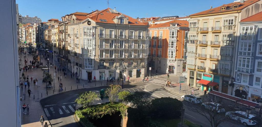 Blick auf eine Stadt mit Gebäuden und einer Straße in der Unterkunft Apartamento Céntrico con Parking in Santander