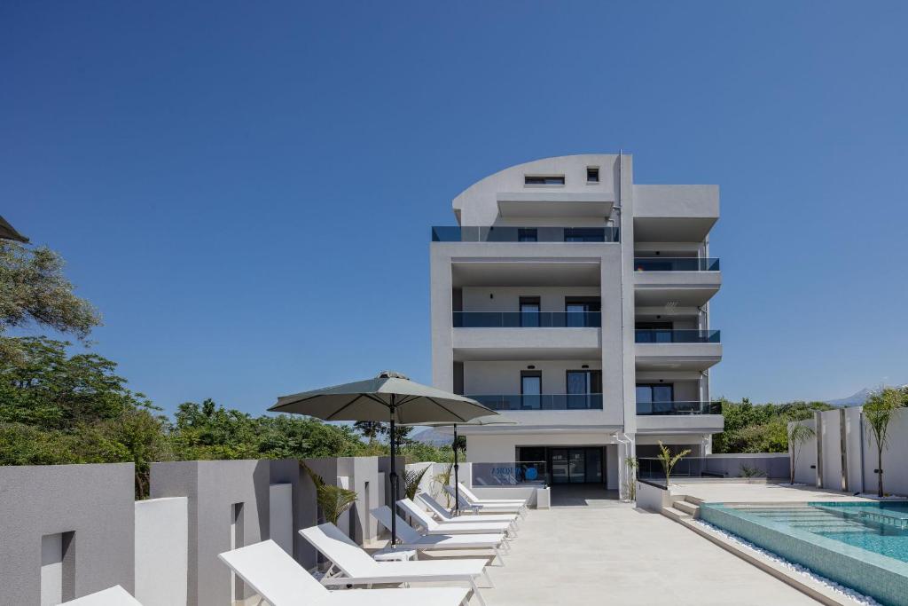 The swimming pool at or close to Aurora apartments