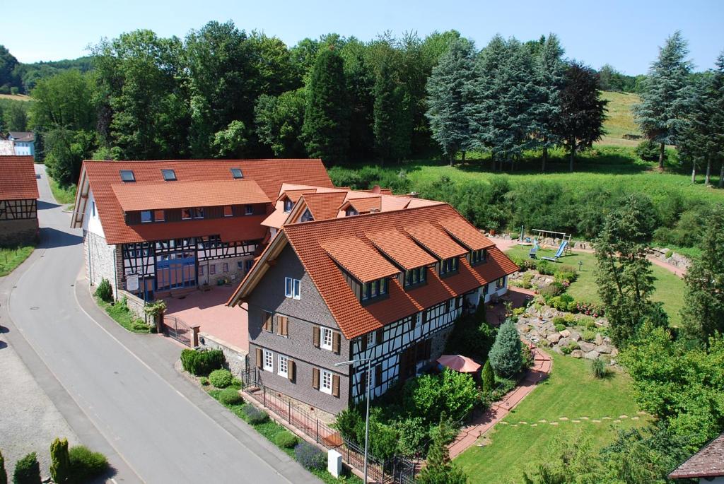 una vista aérea de una gran casa con techo naranja en Glattbacher Hof, en Lindenfels