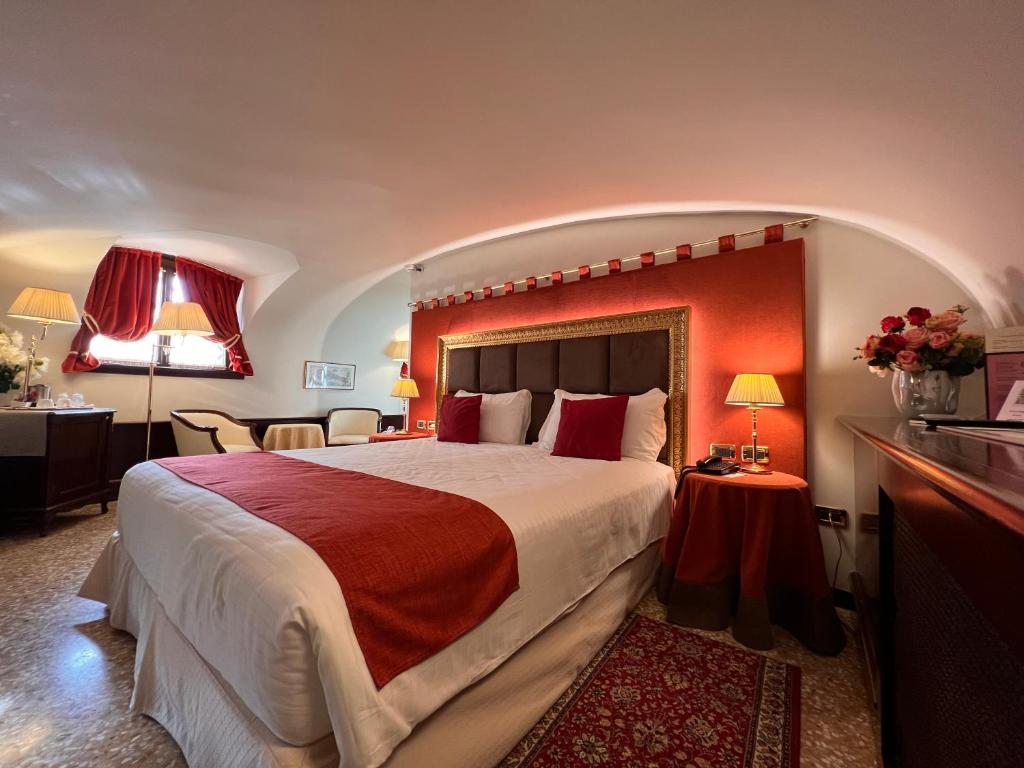 Postel nebo postele na pokoji v ubytování Ruzzini Palace Hotel