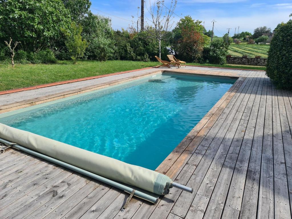 Bazén v ubytování Gîte du Ligal nebo v jeho okolí