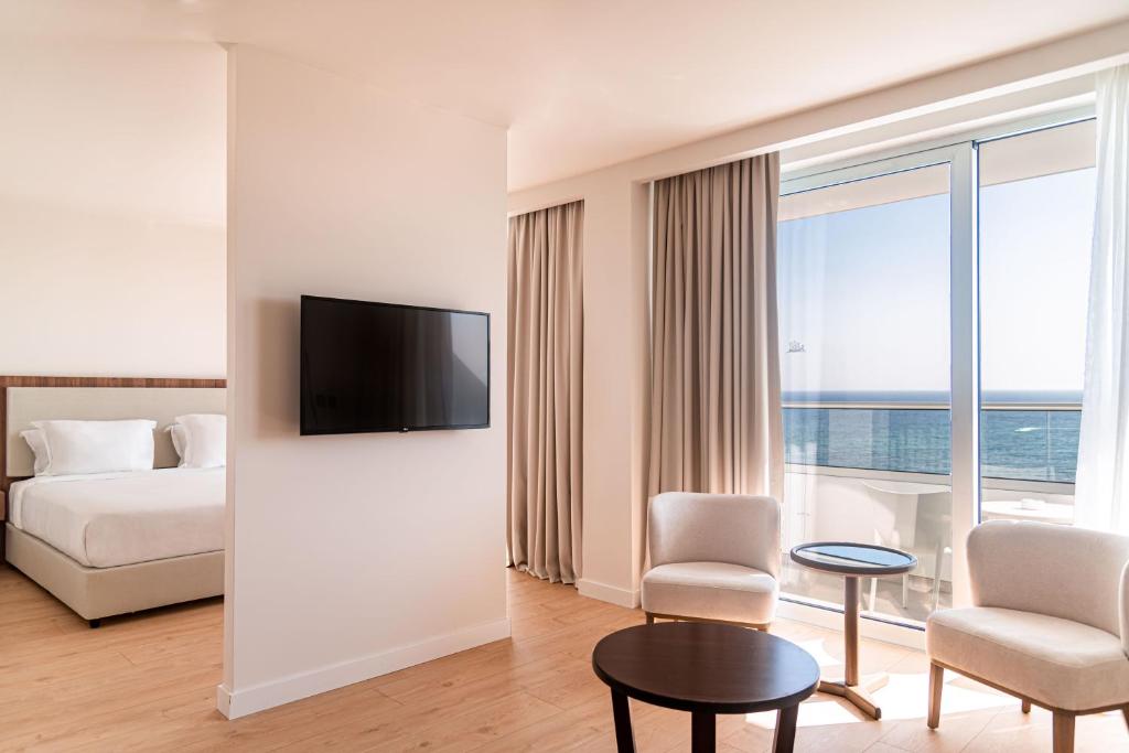 Grecian Sands Hotel - 