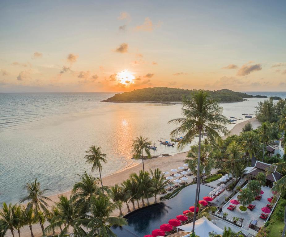 una vista aerea sulla spiaggia e sull'oceano al tramonto di Anantara Lawana Koh Samui Resort a Chaweng Beach