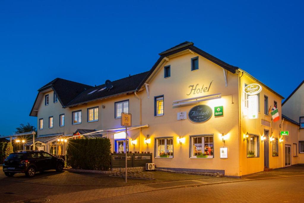 a hotel with a car parked in front of it at Hotel Altstadt in Effeld