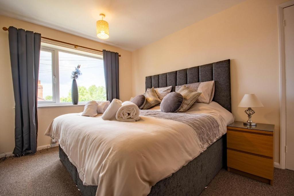 - une chambre avec un grand lit et une fenêtre dans l'établissement 3-bedroom house with garden, conservatory, in centre of Worcester, à Worcester