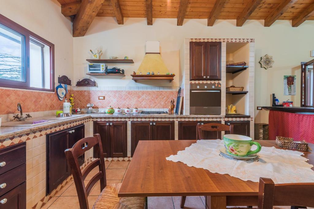 Kuchyňa alebo kuchynka v ubytovaní Villa Gabri