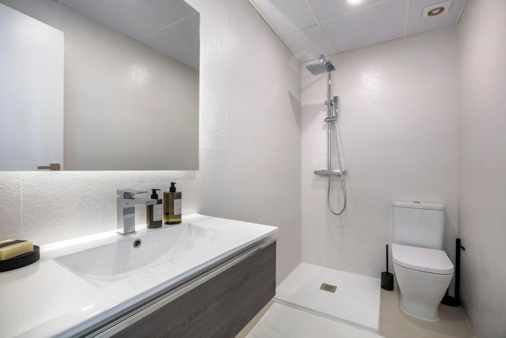 Koupelna v ubytování Stunning renovated Apt Golden Banús! RDR254