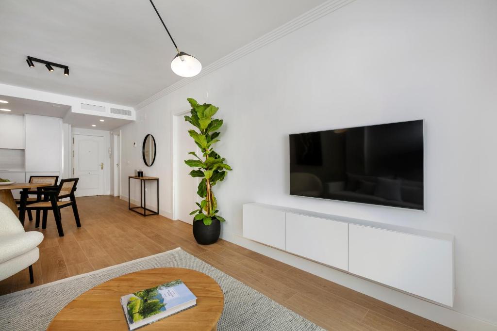 TV a/nebo společenská místnost v ubytování Stunning renovated Apt Golden Banús! RDR254