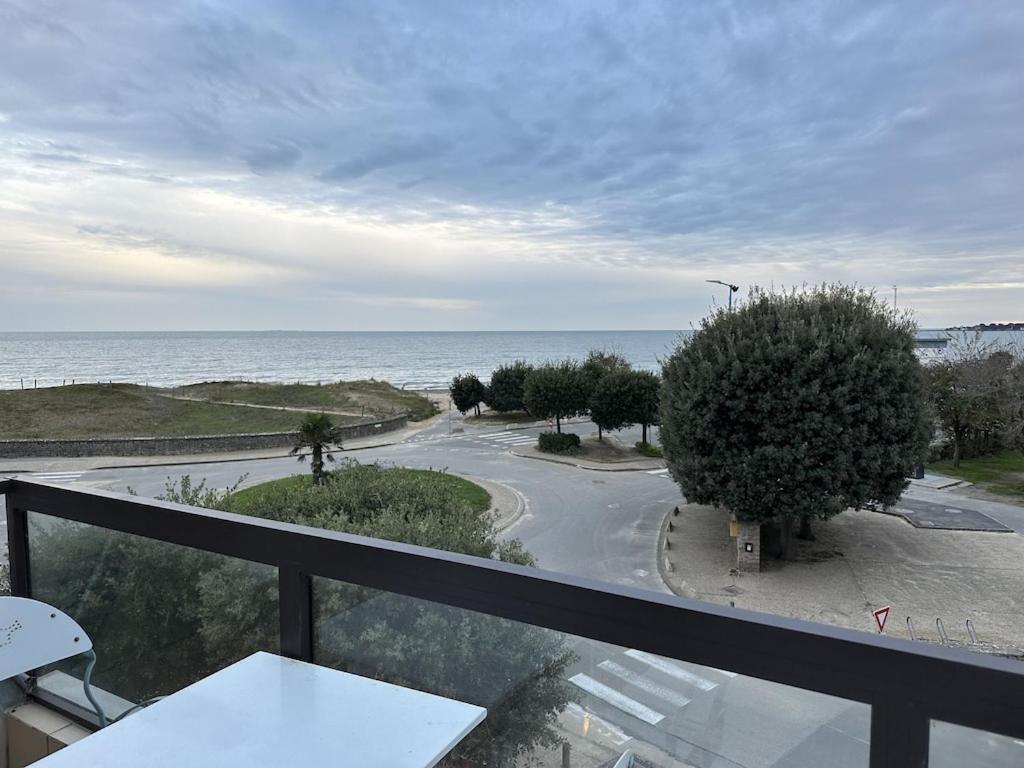 uma varanda com vista para uma estrada e para o oceano em APARTMENT DAMGAN VUE MER em Damgan