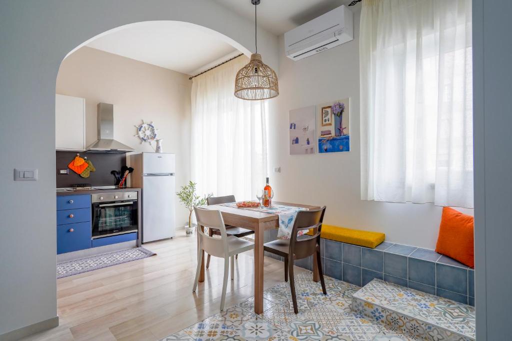 Mediterranea Apartment- CENTRAL STATION - FREE WIFI&NETFLIX - Deluxe Apartment