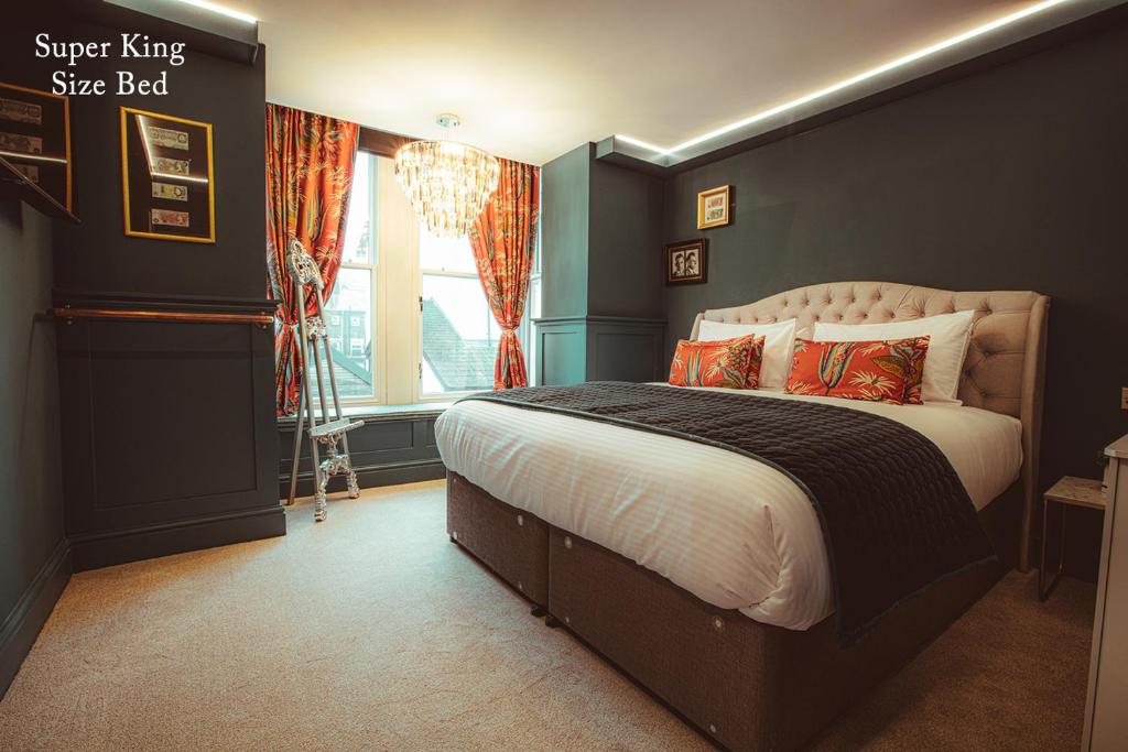 Un dormitorio con una cama grande y una ventana en The Rockefeller Apartments en Bowness-on-Windermere