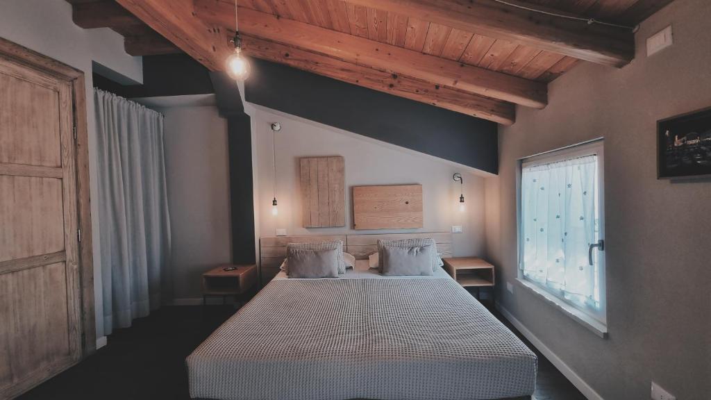 a bedroom with a bed and a large window at Bardoliners in Bardolino
