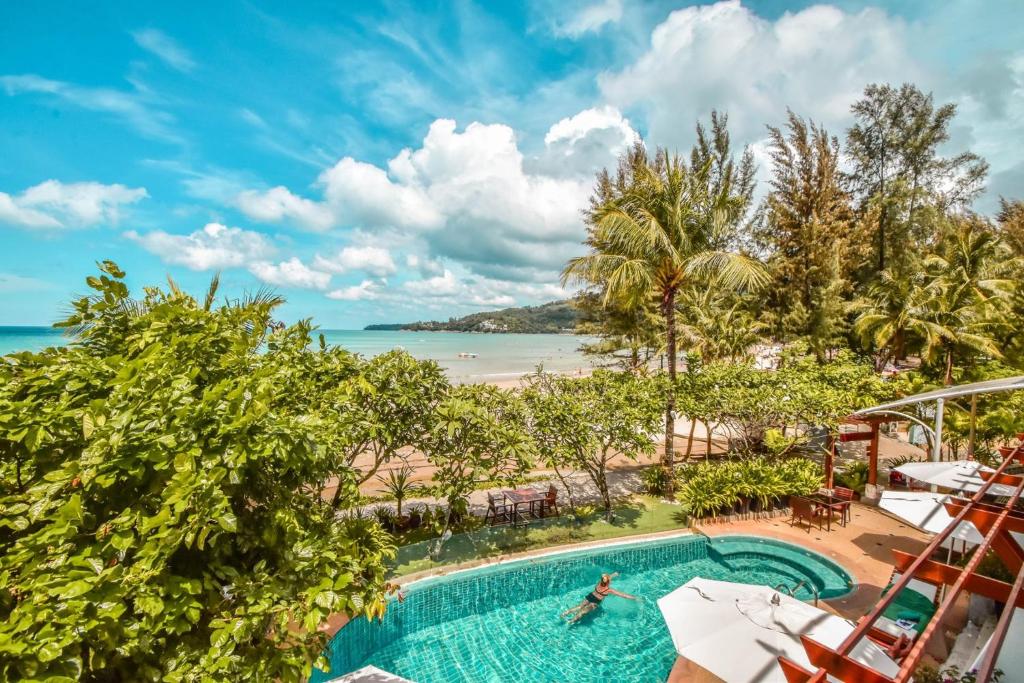 una piscina con vistas a la playa en Layalina Hotel en Kamala Beach