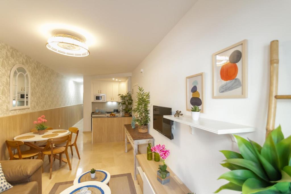 A kitchen or kitchenette at MARBELLA BANUS SUITES - Marbella Centro Edificio Doña Inés Suite Apartment