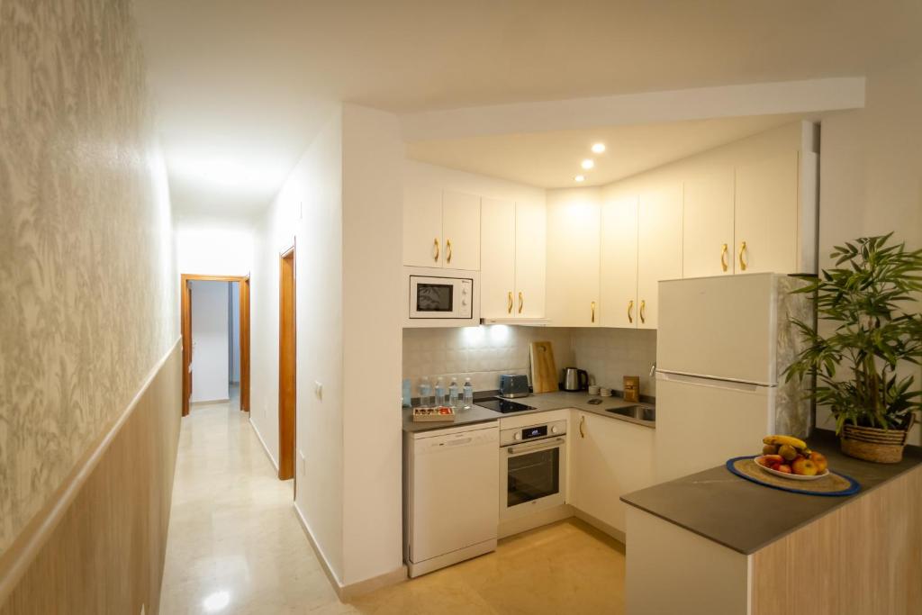 A kitchen or kitchenette at MARBELLA BANUS SUITES - Marbella Centro Edificio Doña Inés Suite Apartment