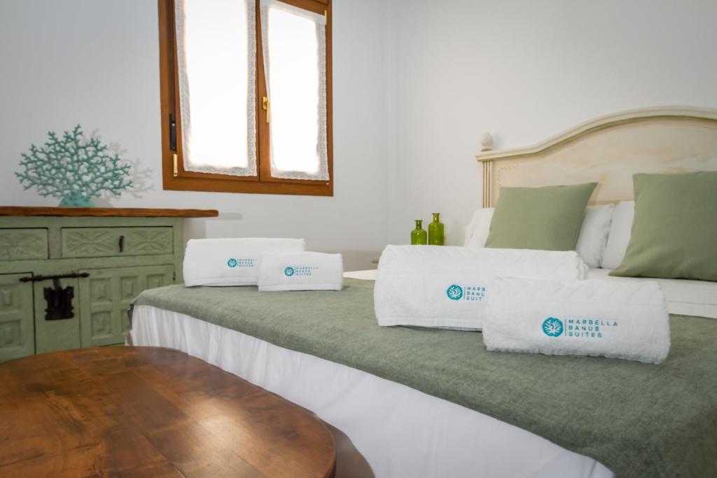 A bed or beds in a room at MARBELLA BANUS SUITES - Marbella Centro Edificio Doña Inés Suite Apartment