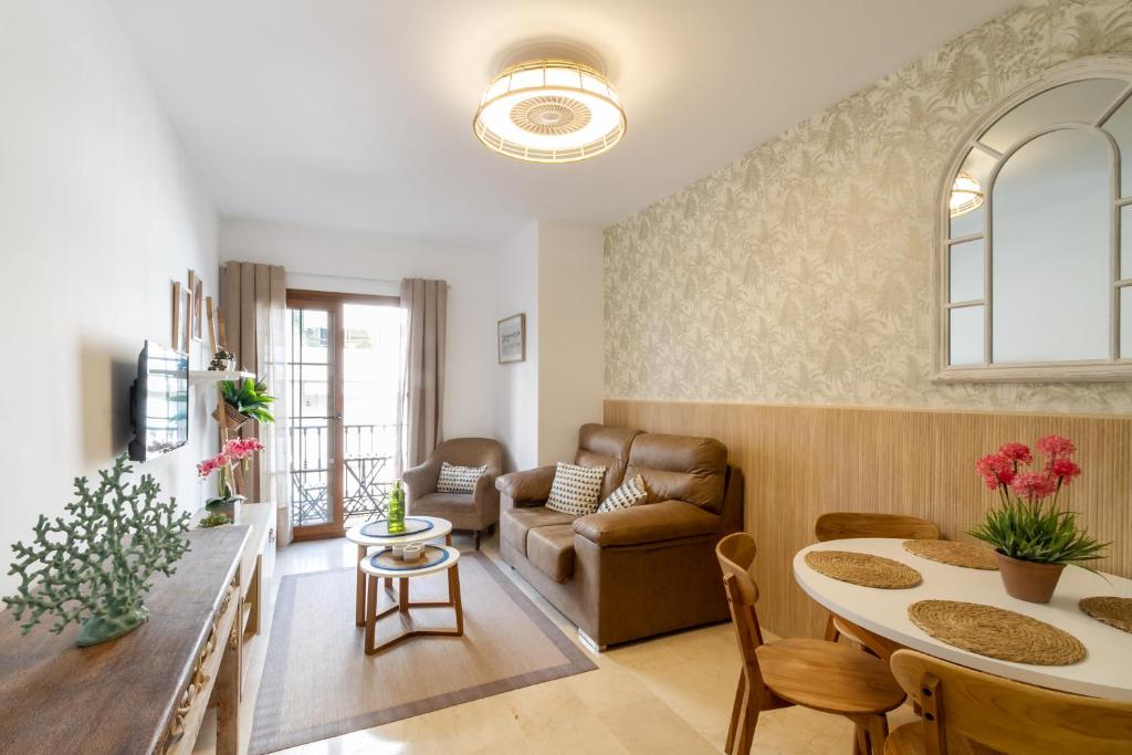 A seating area at MARBELLA BANUS SUITES - Marbella Centro Edificio Doña Inés Suite Apartment