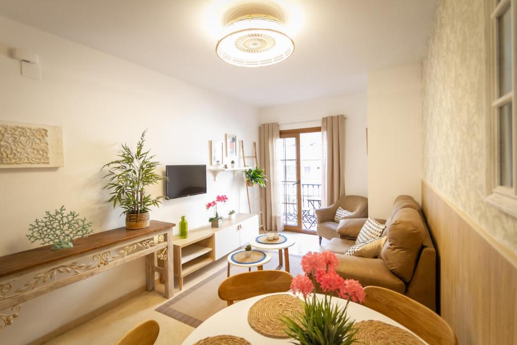 A television and/or entertainment centre at MARBELLA BANUS SUITES - Marbella Centro Edificio Doña Inés Suite Apartment