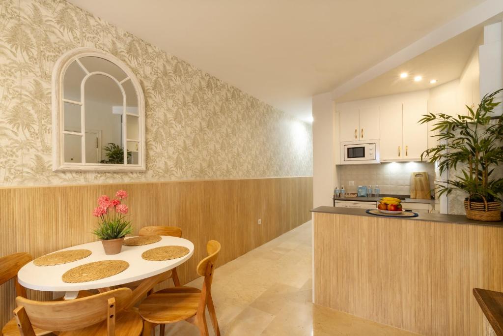 A kitchen or kitchenette at MARBELLA BANUS SUITES - Marbella Centro Edificio Doña Inés Suite Apartment