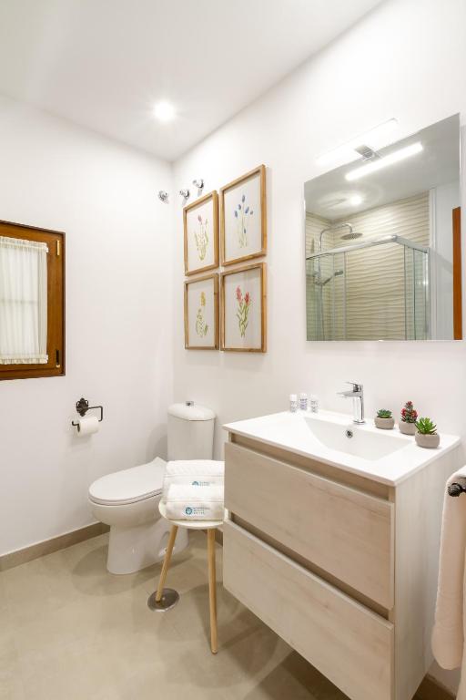 A bathroom at MARBELLA BANUS SUITES - Marbella Centro Edificio Doña Inés Suite Apartment