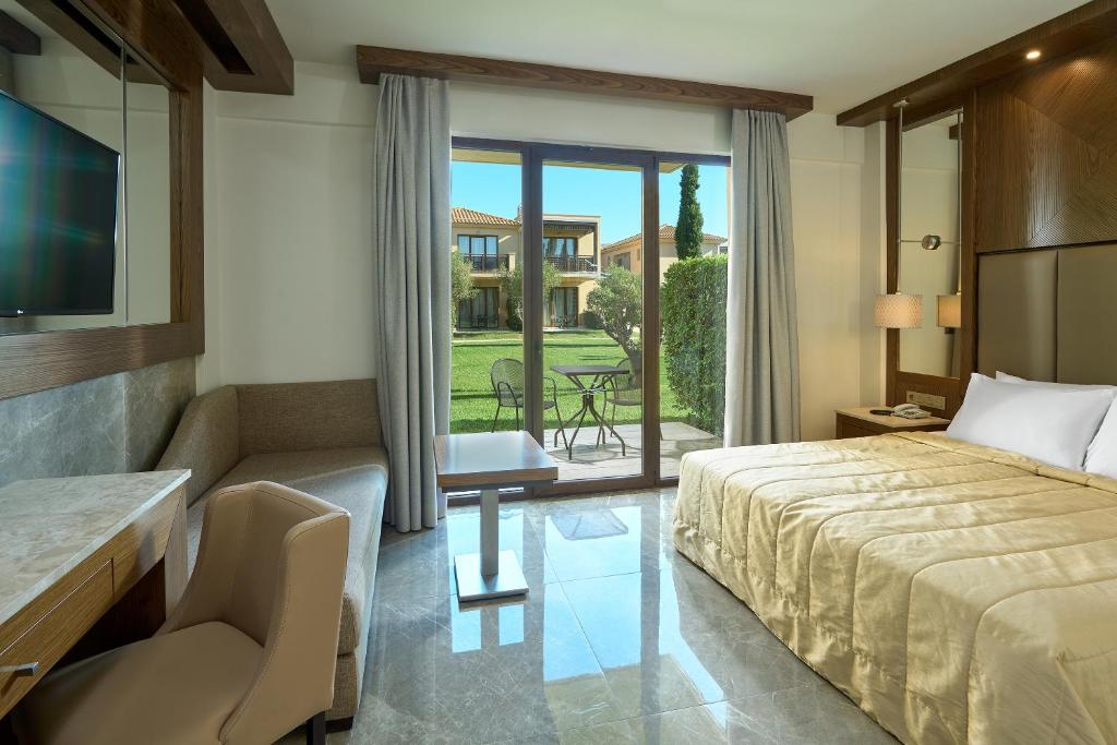 Postel nebo postele na pokoji v ubytování Mediterranean Village Hotel & Spa