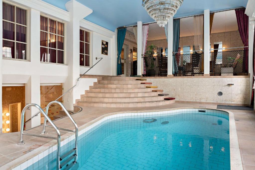 Bazén v ubytování Best Western Strand Hotel nebo v jeho okolí