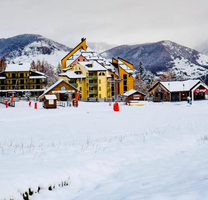 un lodge de ski dans la neige recouverte de neige dans l'établissement TRIPLEX 8 COUCHAGES - BONASCRE AX LES THERMES, à Ax-les-Thermes