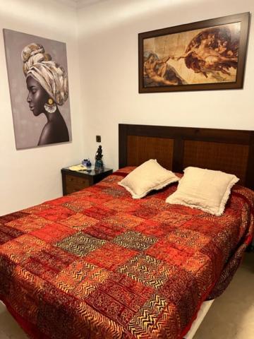 セビリアにあるLAS SETASのベッドルーム1室(赤い毛布付きのベッド1台付)