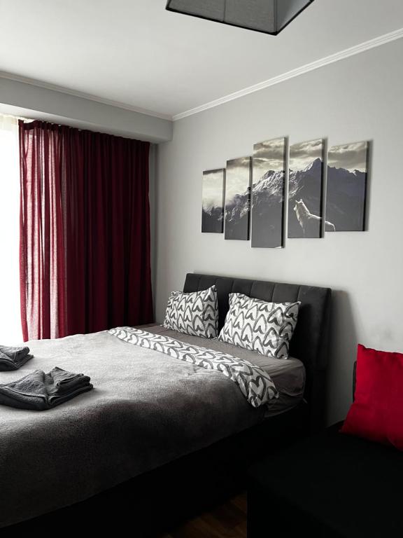 una camera con letto e tenda rossa di SkiLuxe New Gudauri - Loft 2 a Gudauri