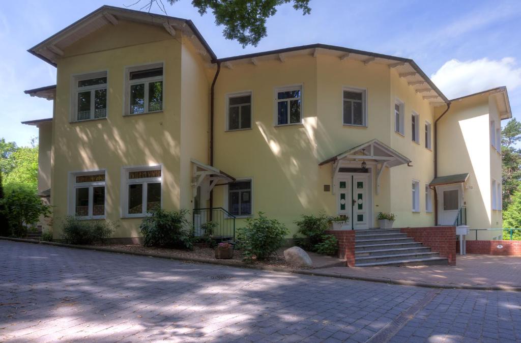 una gran casa amarilla con entrada en Zinnowitz, Ferienwohnung Margarete, en Zinnowitz