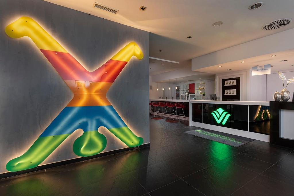 a room with a wall with a painting of the letter y at Wyndham Garden Duesseldorf City Centre Koenigsallee in Düsseldorf