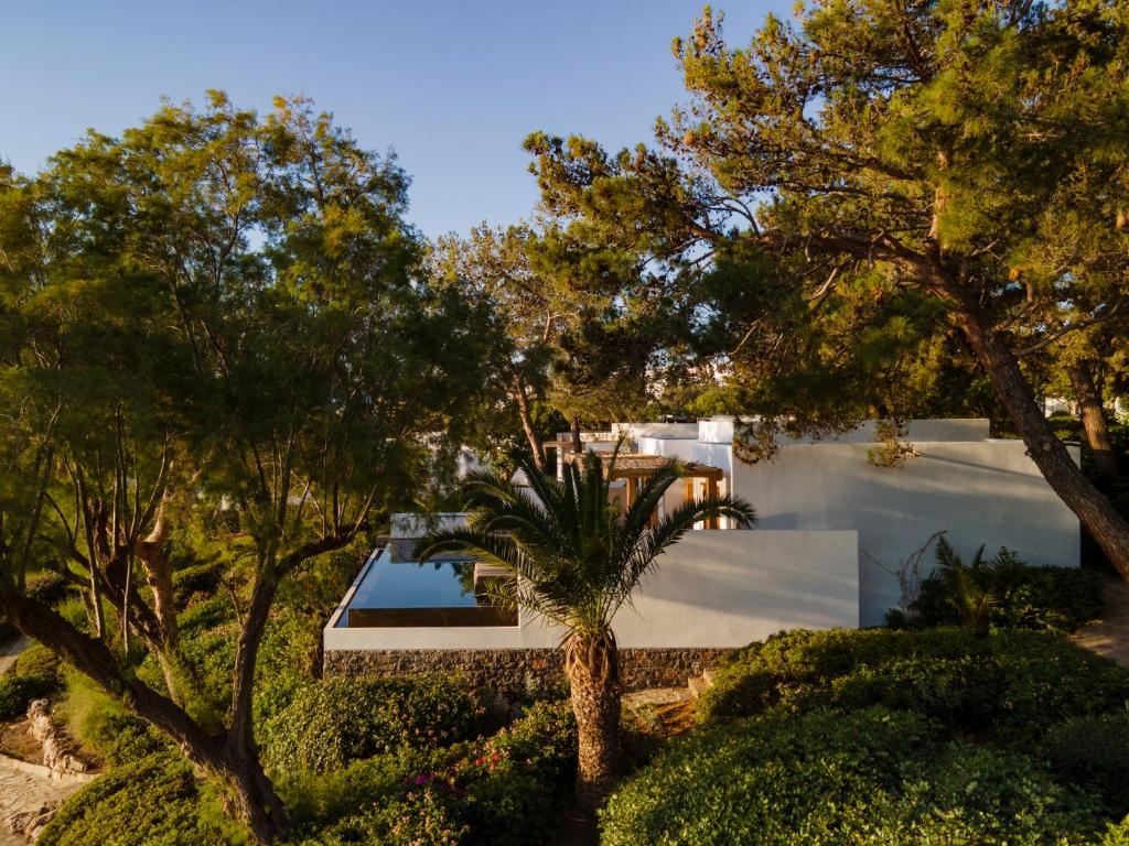 Bazén v ubytování Minos Beach Art Hotel, a Member of Design Hotels nebo v jeho okolí
