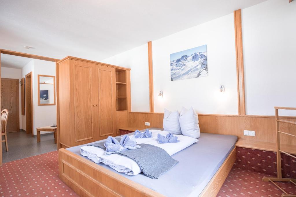A bed or beds in a room at Sportapart Schweighofer Ski-in & Ski-out