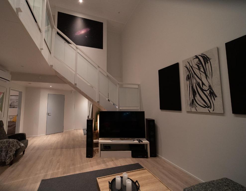 TV a/nebo společenská místnost v ubytování Cozy & Spacious Apartment
